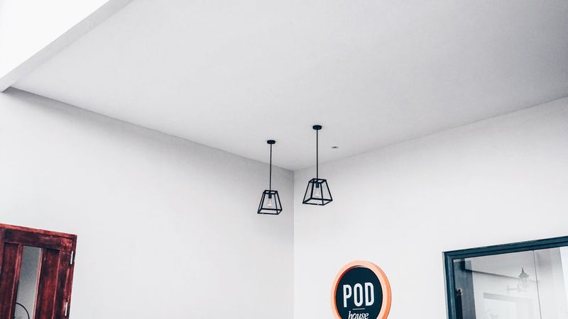 Sufit podwieszany z lampami wiszącymi